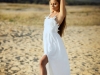 sesja kobieca na plaży - fotograf Kraków - biała sukienka