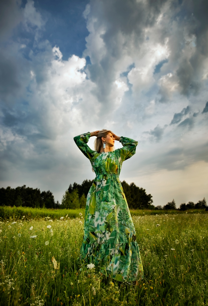ekspresja-fotografia-portretowa-kobieta-w-zielonej-sukni