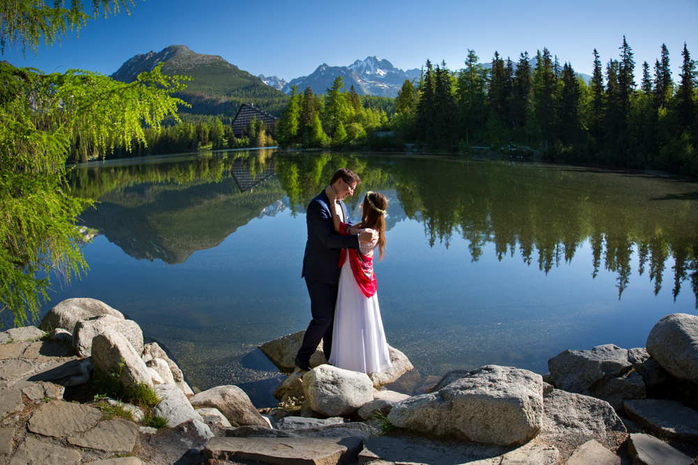 sesja ślubna plenerowa w górach - zdjęcia nad wodą - fotograf ślubny Nowy Sącz