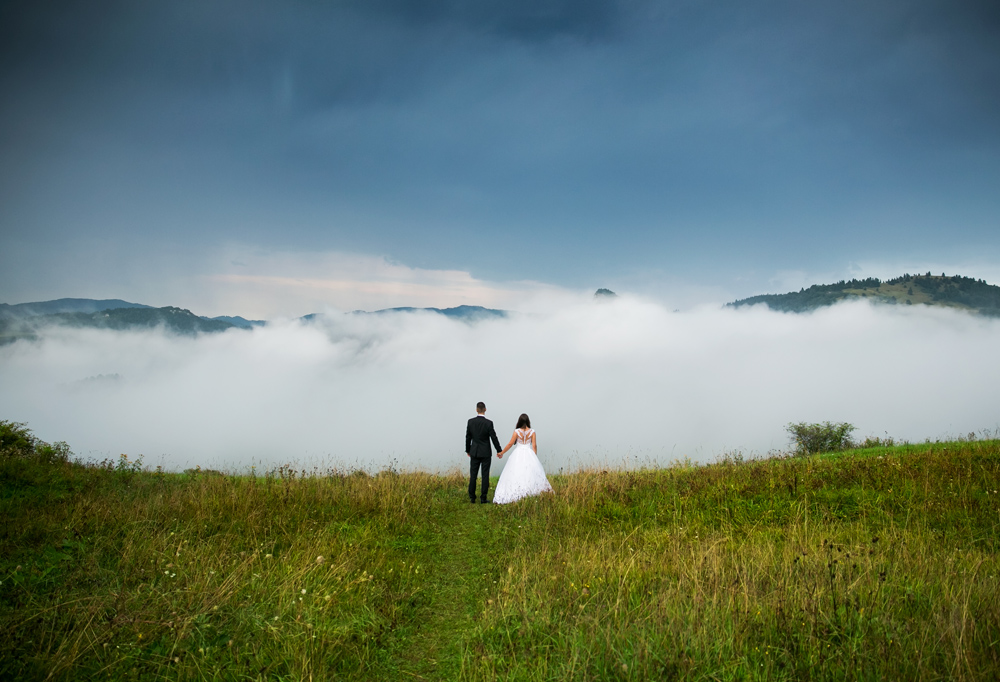 cudowna-sesja-ślubna-w-górach-mgła-para-młoda-fotograf-Tarnów-fotograf-ślubny-Tuchów